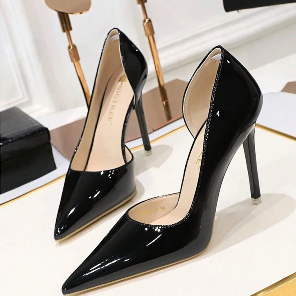 NWT Black Pointed Toe Pumps
